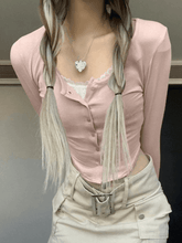 Top corto de punto rosa con patchwork de encaje