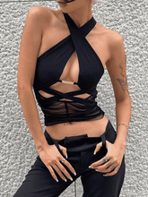 Top corto con cuello halter cruzado y paneles de malla