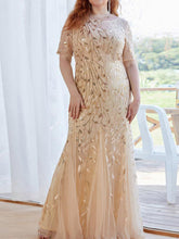 Ballkleid aus Netzstoff mit Pailletten und Pflanzendetail