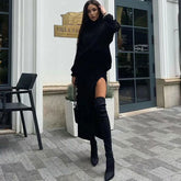 Rollkragenpullover, hochgeschlitzter Midirock, passendes Set - Schwarz