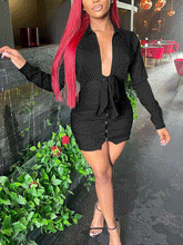 Minikleid mit tiefem V-Ausschnitt und Schnürung vorne