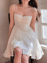 Gerüschtes Minikleid mit Bindebändern