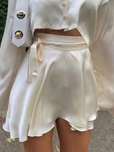 Minirock aus Satin mit Schnürung