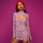 Vestido corto de manga larga con cuello alto y aberturas, estampado en contraste - Rosa