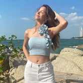 Einfarbiges, geripptes Crop Top mit 3D-Blumen-Salat-Detail - Babyblau