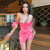 Einfarbiges, figurbetontes Minikleid mit Bindebändern und gerüschtem Wickelbesatz - Rosa