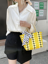 Bolsa de mano tejida con estampado de cuadros