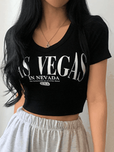 Camiseta de manga corta con cuello en V y estampado de letras