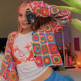 Lebhafte Häkelstrickjacke mit gewelltem Blumenmuster - Mehrfarbig