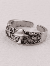 Vintage Pilz Stern Relief Ring