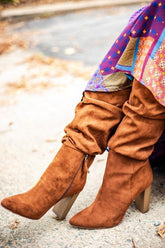 Botas hasta la rodilla con cremallera y tacones altos