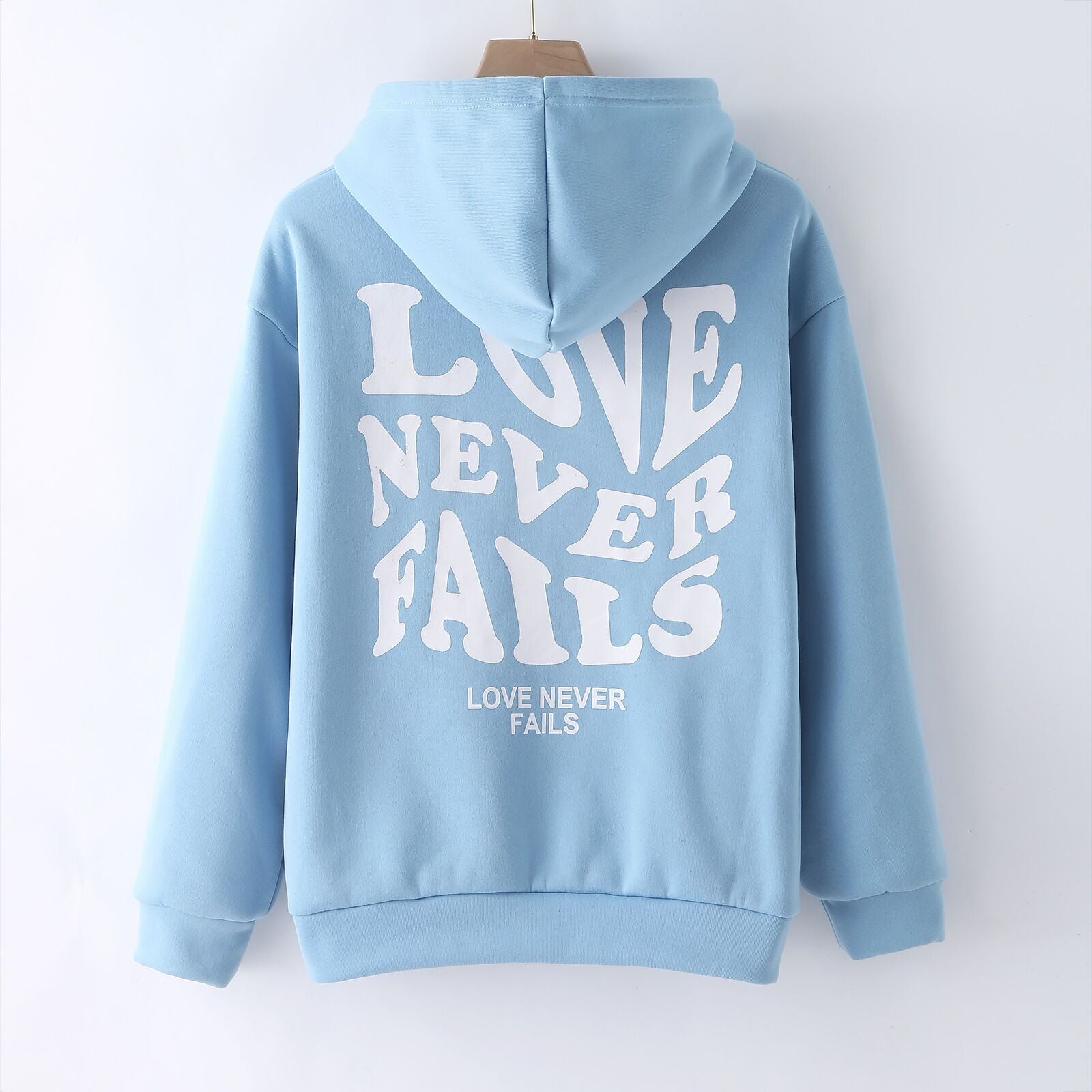 Ästhetischer Hoodie „Liebe versagt nie“