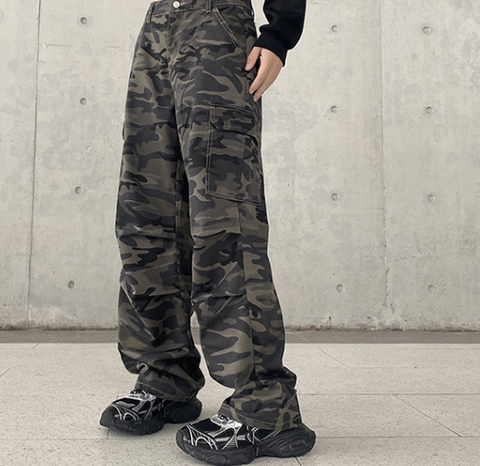 Locker geschnittene Cargohose mit Camouflage-Muster