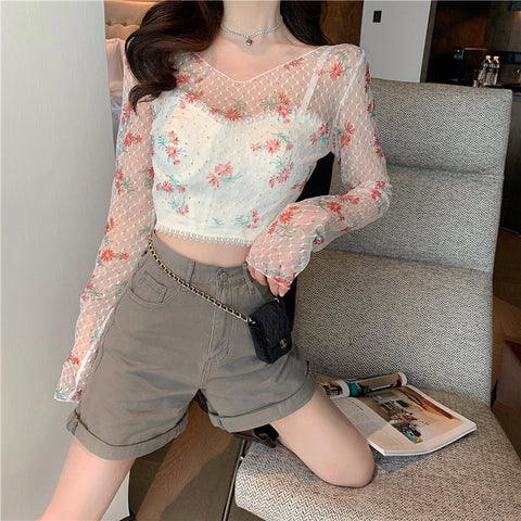 Blusa corta transparente con estampado floral de manga larga 