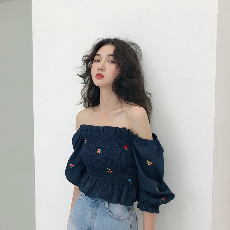 Blusa corta con hombros descubiertos y bordado de flores vintage