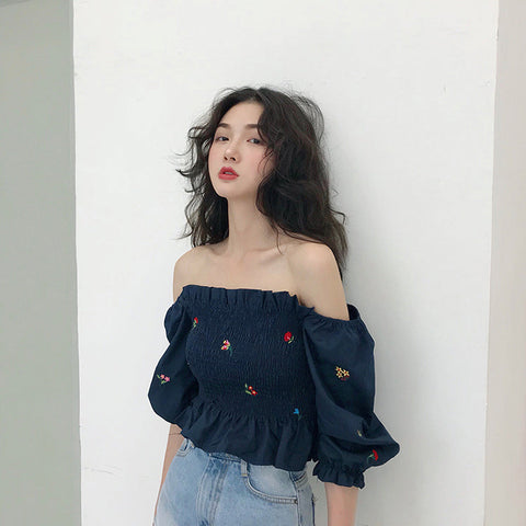 Blusa corta con hombros descubiertos y bordado de flores vintage