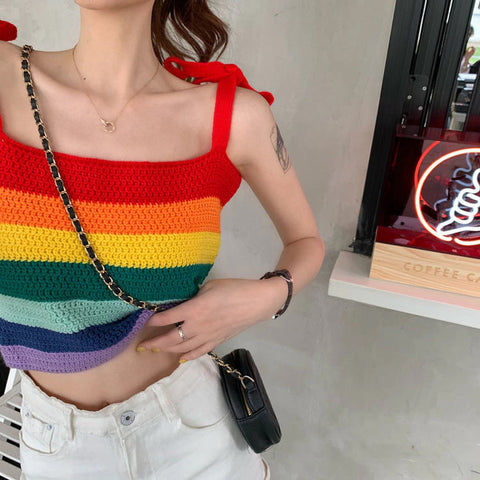 Süße gestrickte Crop-Tops mit Regenbogenstreifen 