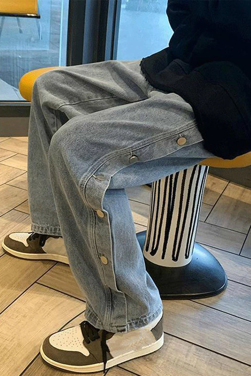 Lässige, lockere Jeanshose mit seitlichen Knöpfen