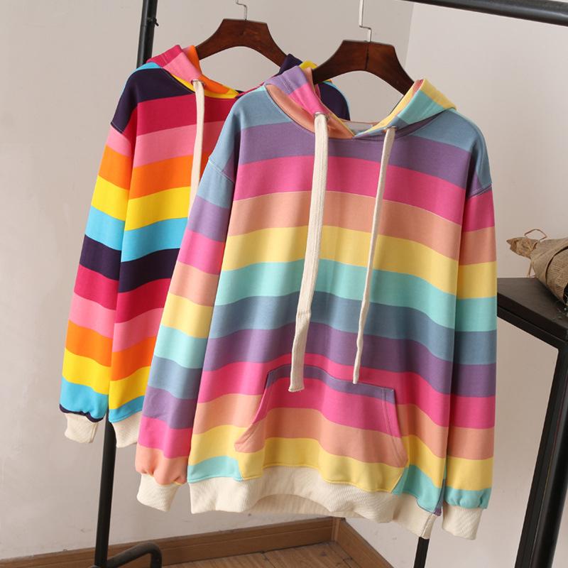 Hoodie mit pastellfarbenen Regenbogenstreifen