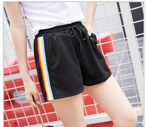 Damen Shorts mit Regenbogenstreifen 