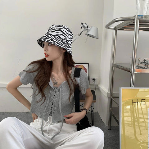 Camisa básica corta y ajustada con mangas cortas y cordones 