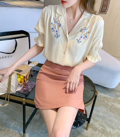 Gelbe Bluse mit Blumenstickerei und kurzen Ärmeln fürs Büro 