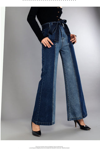 Halbfarbige Jeans mit weitem Bein und Gürtel