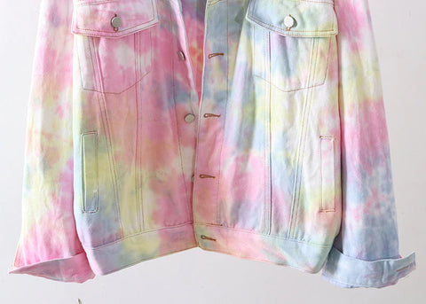 Lockere, lässige Jeansjacke mit Regenbogen-Batikmuster