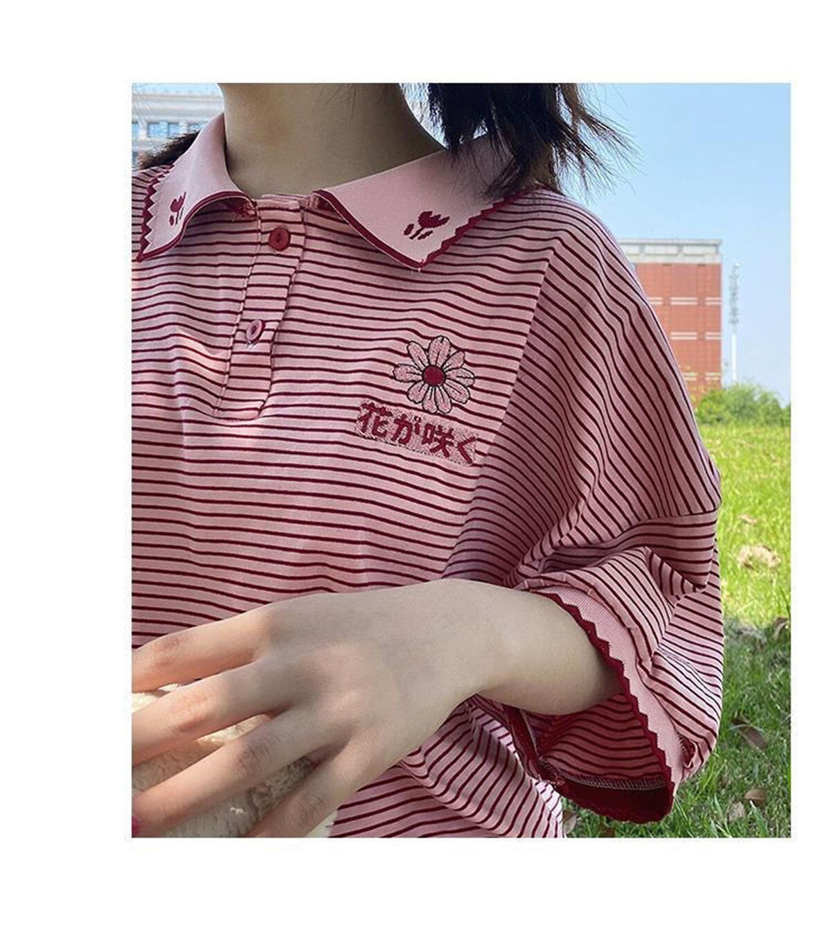Camisa de cuello polo a rayas con flores bordadas 