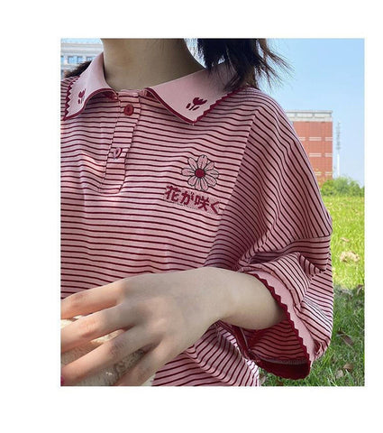 Camisa de cuello polo a rayas con flores bordadas 