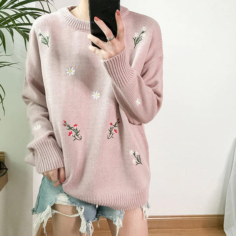 Strickpullover mit kleiner Blumenstickerei