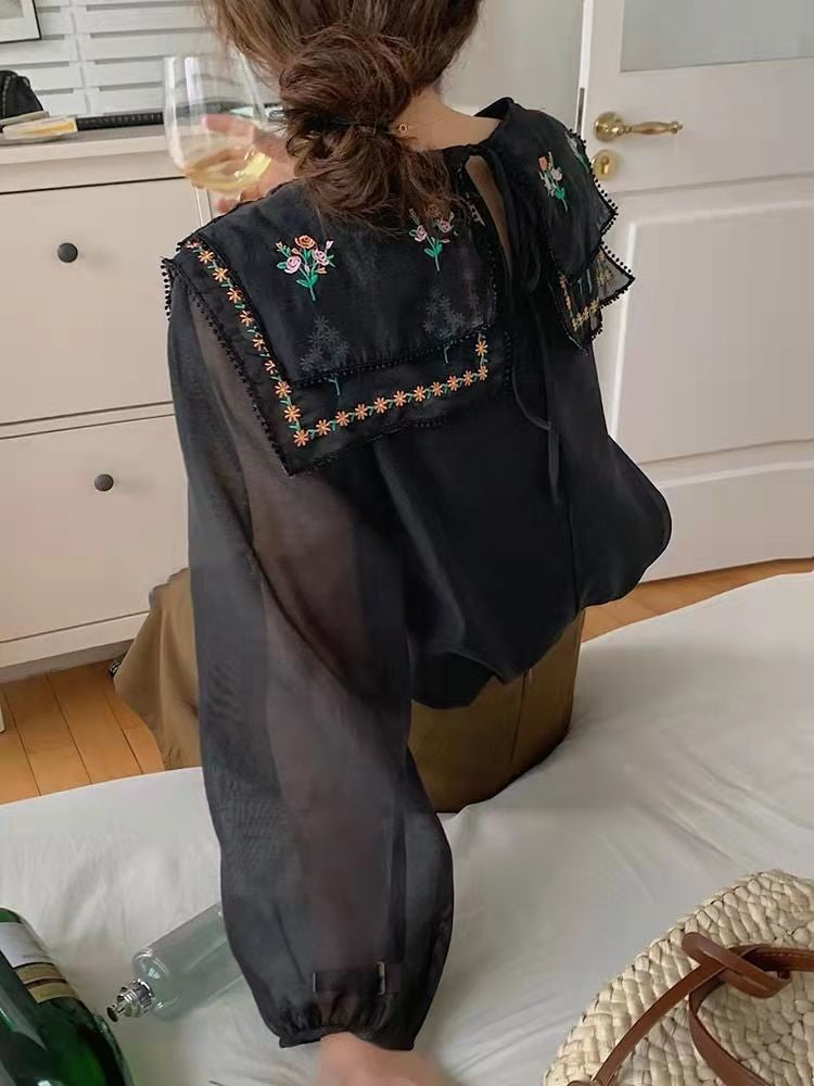 Retro-Bluse mit Blumenstickerei und quadratischem Kragen 