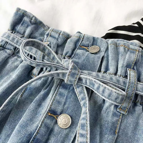 Knöchellange Jeans mit hohem Bund und Gürtel