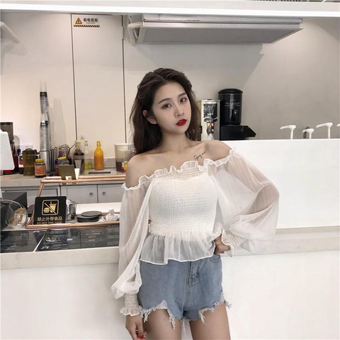 Hemd mit Laternenärmeln und einfarbiger Spitze und Schlitzausschnitt