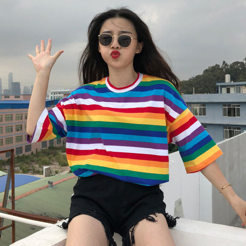 T-Shirt mit Regenbogenstreifen 
