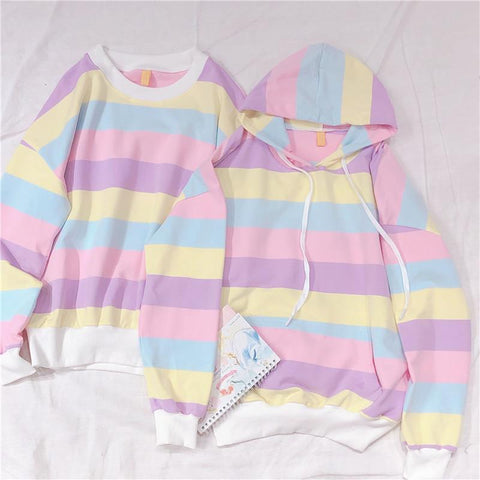 Gestreifter Kapuzenpullover und Sweatshirt in Macaroon-Farben 