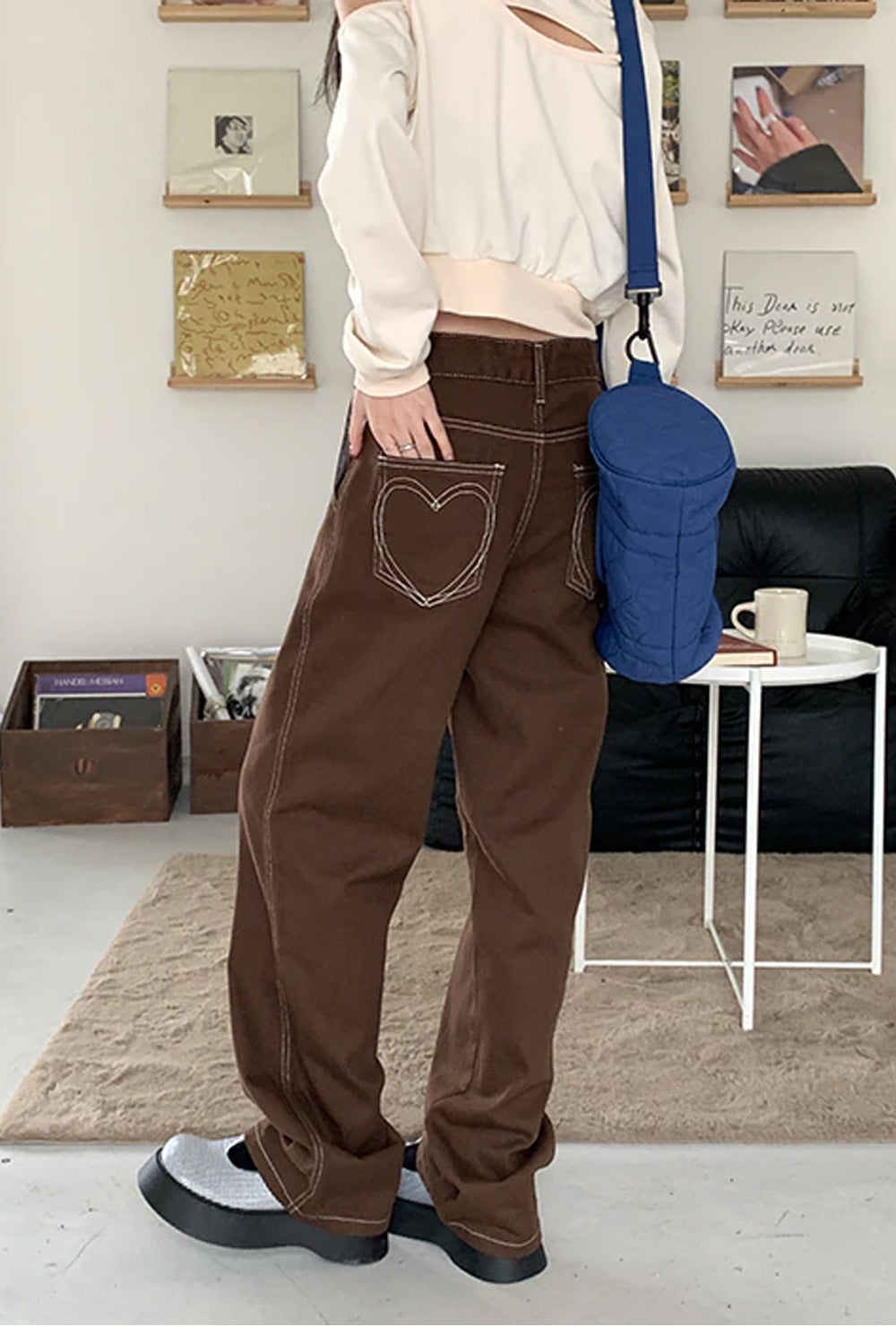 Braune Hose mit weitem Bein und Herztasche im Vintage-Look 