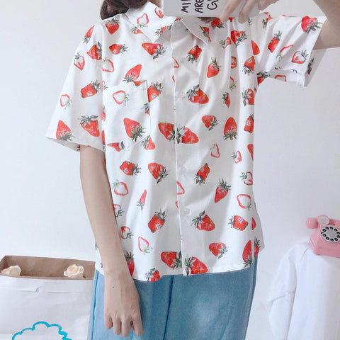 Camisa tipo blusa con cuello vuelto y fresas