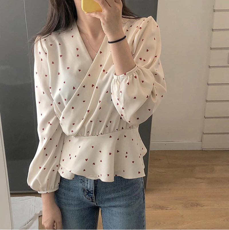 Bluse mit V-Ausschnitt und schmaler Taille und Herz-Print 