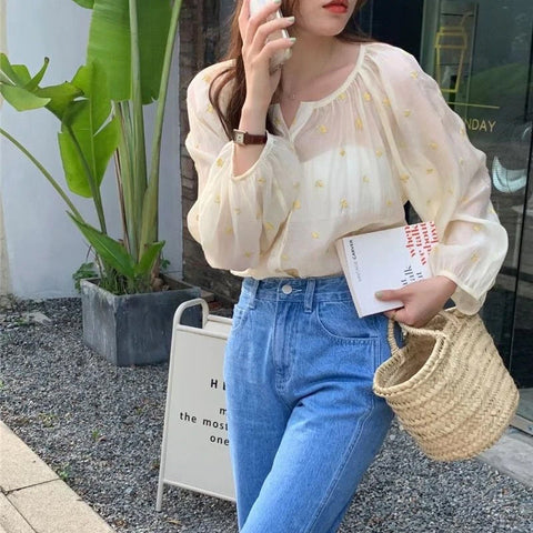 Blusa fina de gasa con estampado de lunares y mangas tres cuartos 