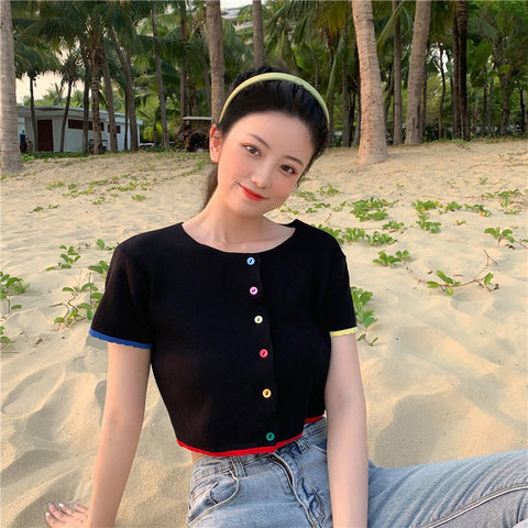 Crop Top mit Rundhalsausschnitt und bunten Knöpfen, kurzärmlig