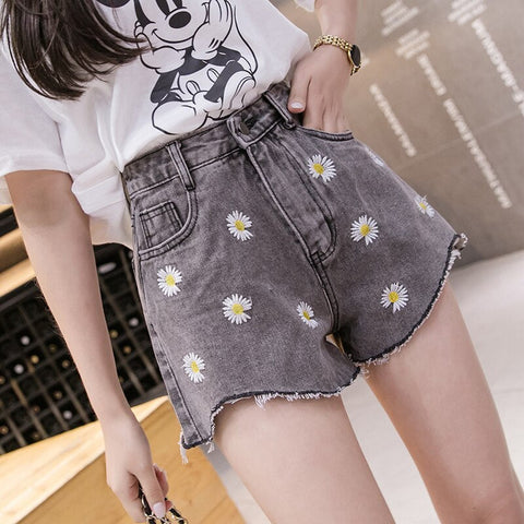 Sexy Jeansshorts mit Gänseblümchen-Stickerei