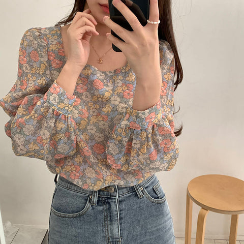 Blusa con cuello cuadrado y manga larga con estampado floral 
