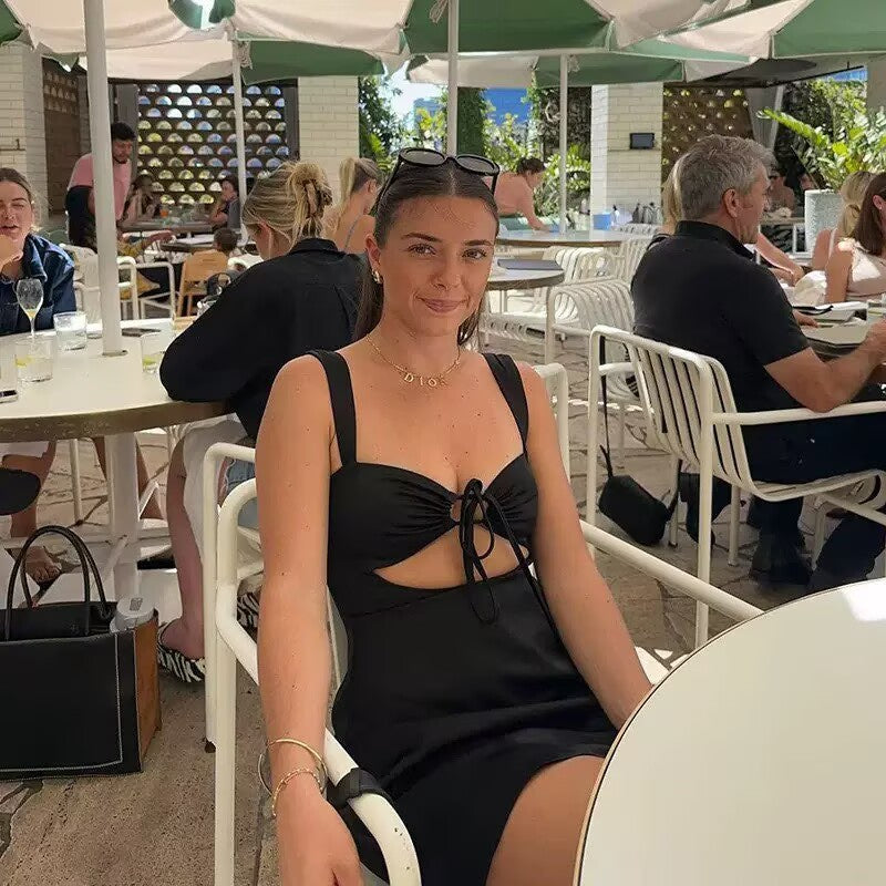 Vestido mini ajustado con aberturas y cordones