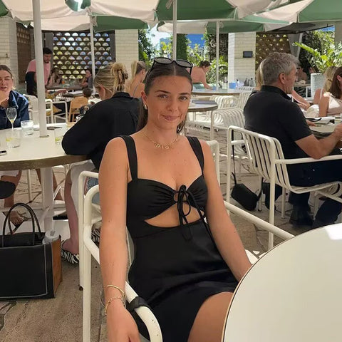 Minikleid mit Stehkragen und Cut-Out-Krawatte vorne - Schwarz