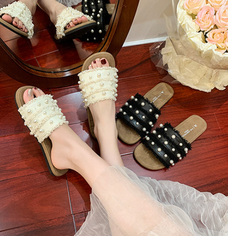 Lässiger Slipper mit Perlenquaste