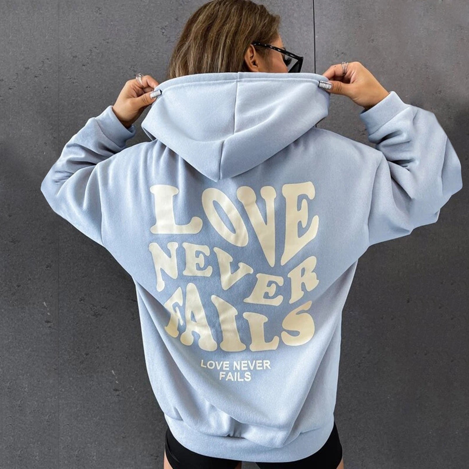 Ästhetischer Hoodie „Liebe versagt nie“