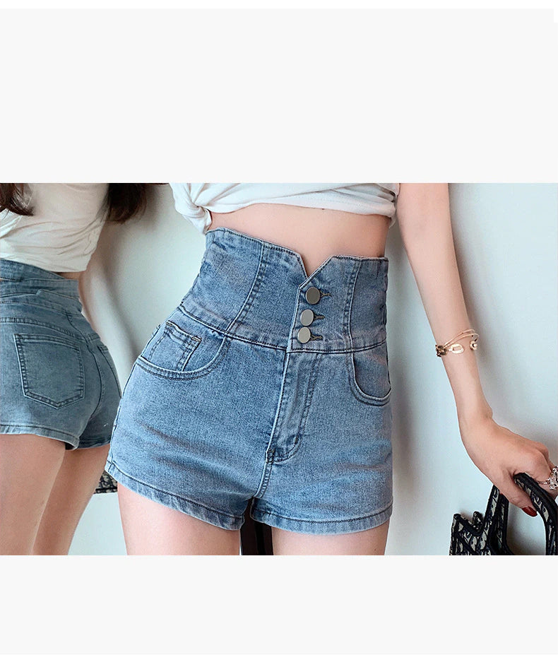 Jeansshorts mit sehr hoher Taille und Knöpfen 