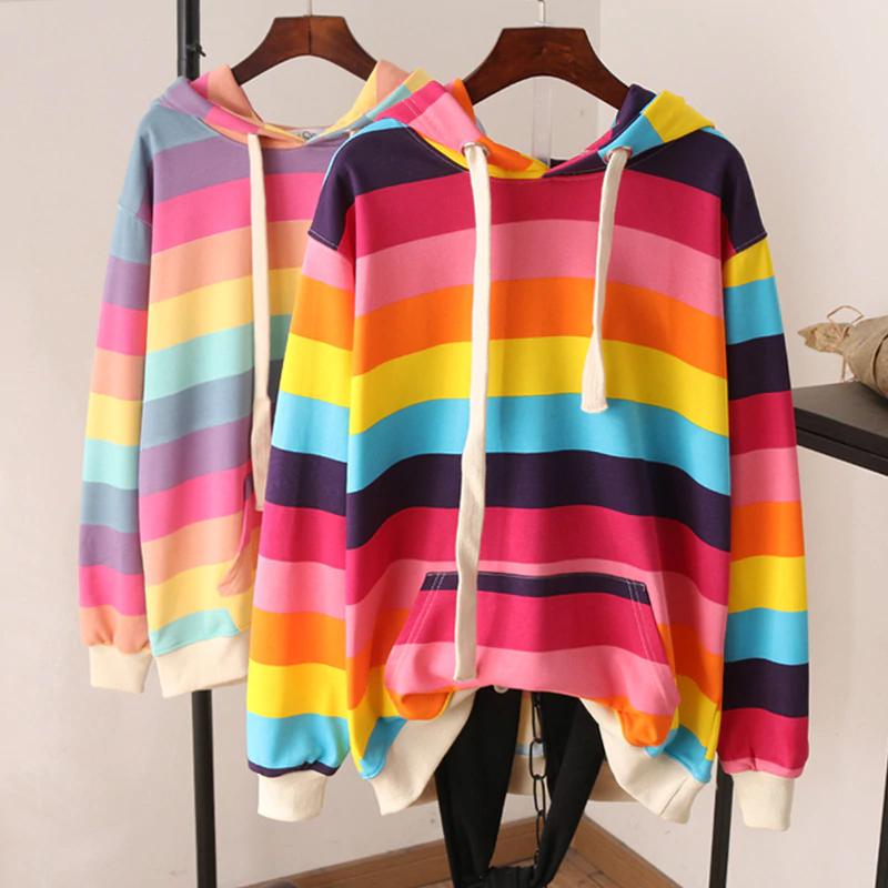 Hoodie mit pastellfarbenen Regenbogenstreifen