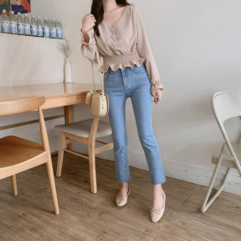 Blusa de lunares con mangas acampanadas y cuello en V